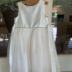 Flower girl dress in excellent condition. Size 4